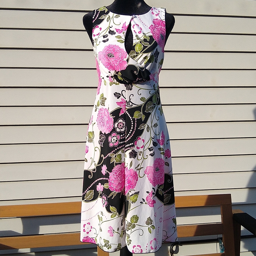 White floral keyhole dress size Small